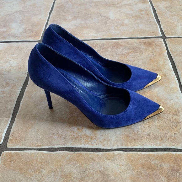 Alexander McQueen Pointed Metal-Toe Suede Pumps - Picture 3 of 13